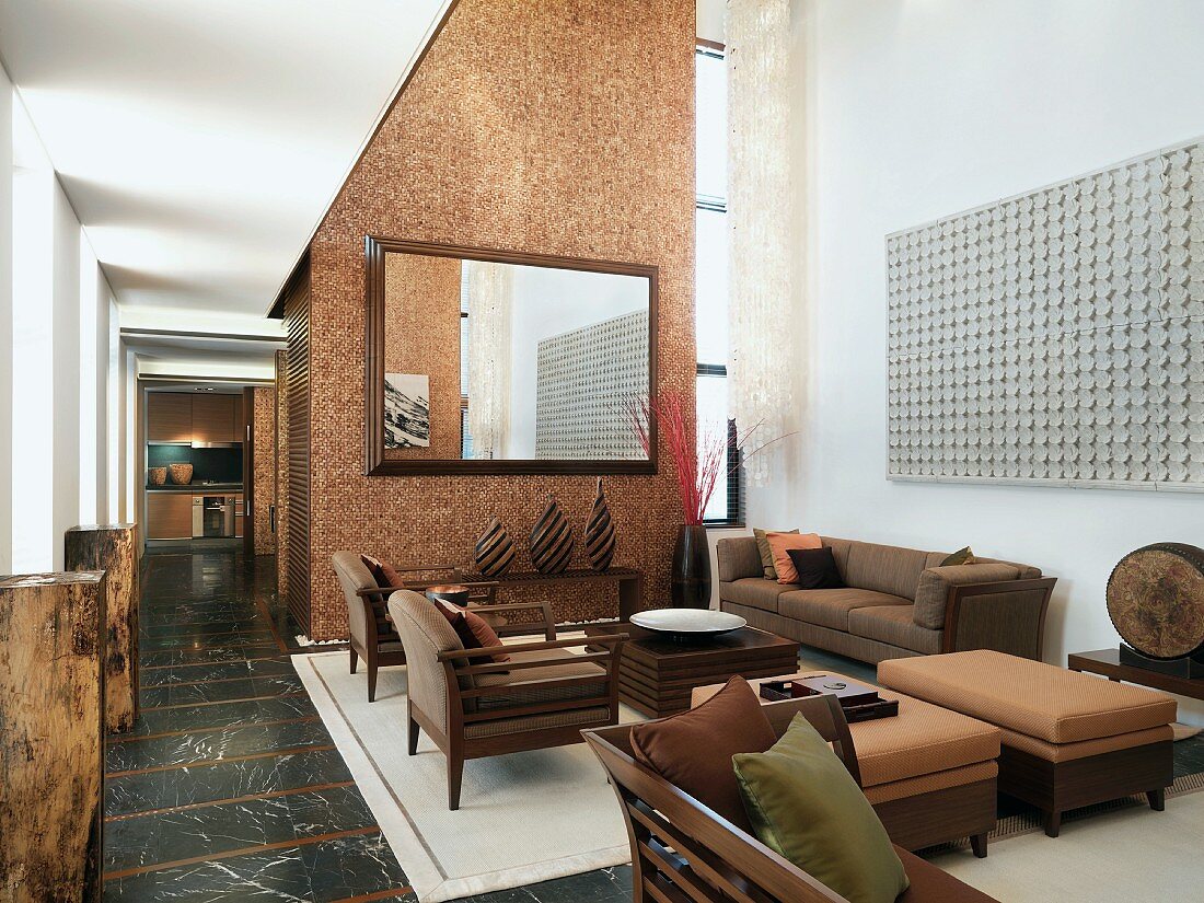 Braune Polstermöbel im offenen Wohnraum mit mehrstöckigem Raumteiler