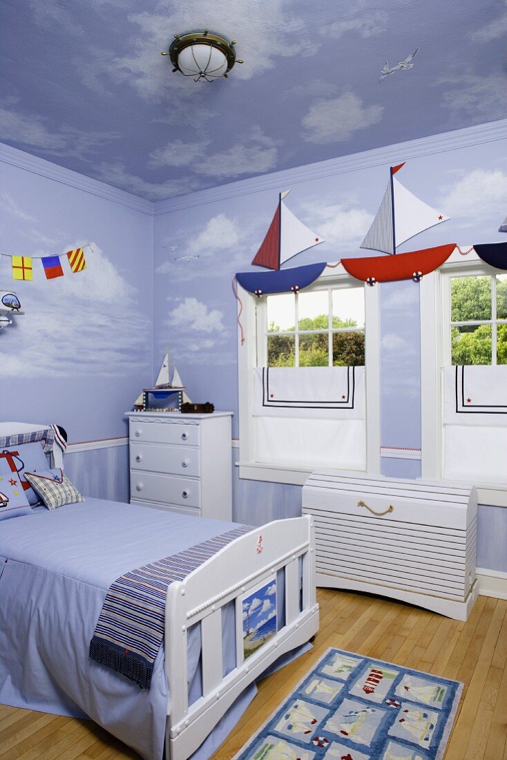 Jungenzimmer mit nautischen Motiven vor bemalten Wänden