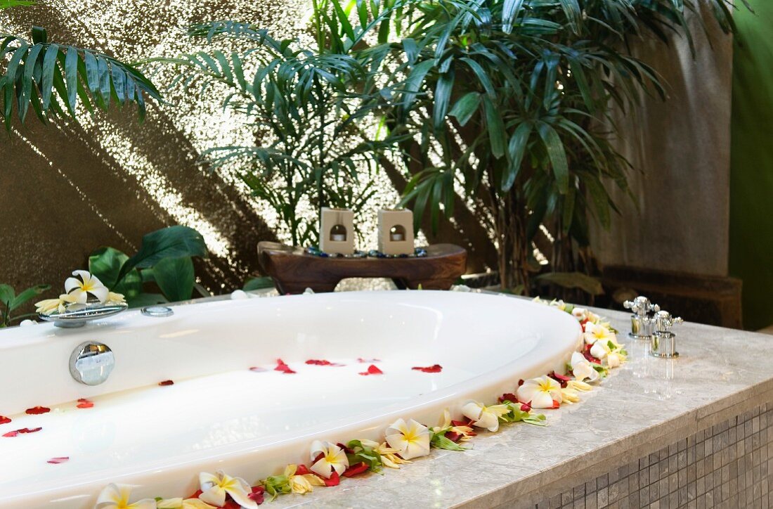 Spa-Badewanne mit duftenden Blüten dekoriert