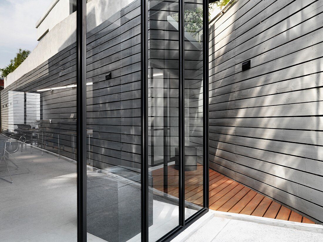 Moderne Hausfassade aus Hartholz und Glas