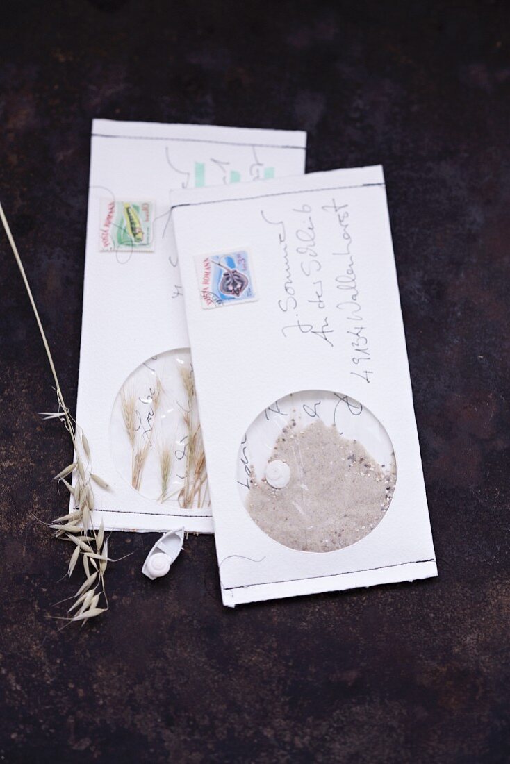 Urlaubsgrüsse: Selbstgebastelte Briefumschläge gefüllt mit Sand oder Gräsern