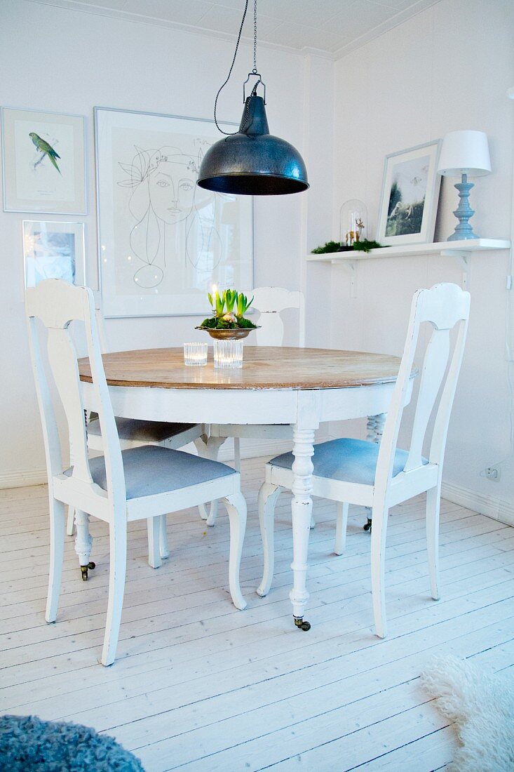 Esszimmer im Schwedenstil mit weißen Möbeln