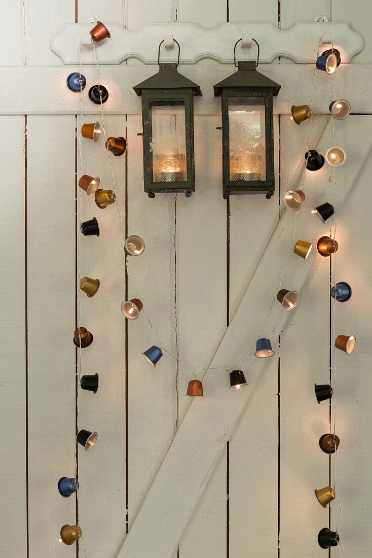 Dekorative selbstgebastelte Lichterkette aus Kaffee-Kapseln