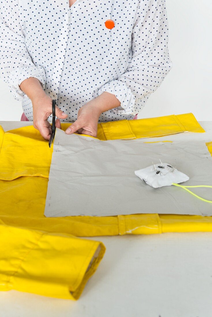 Kissenbezug aus gelbem Regenmantel zuschneiden