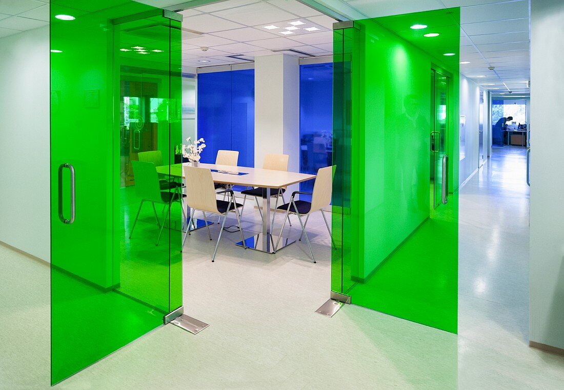 Blick in Flur & Konferenzraum mit grünen Glastüren eines modernen Bürogebäudes