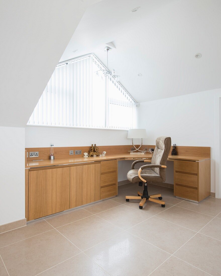 Modernes Büro unter dem Dach mit großem Schreibtisch