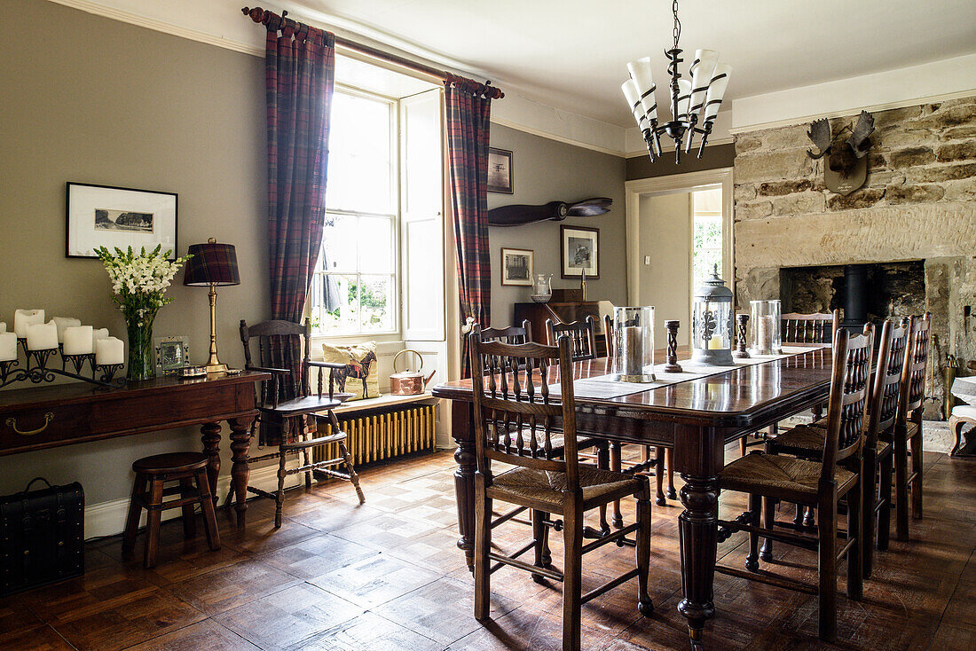 Dining room in English country-house style