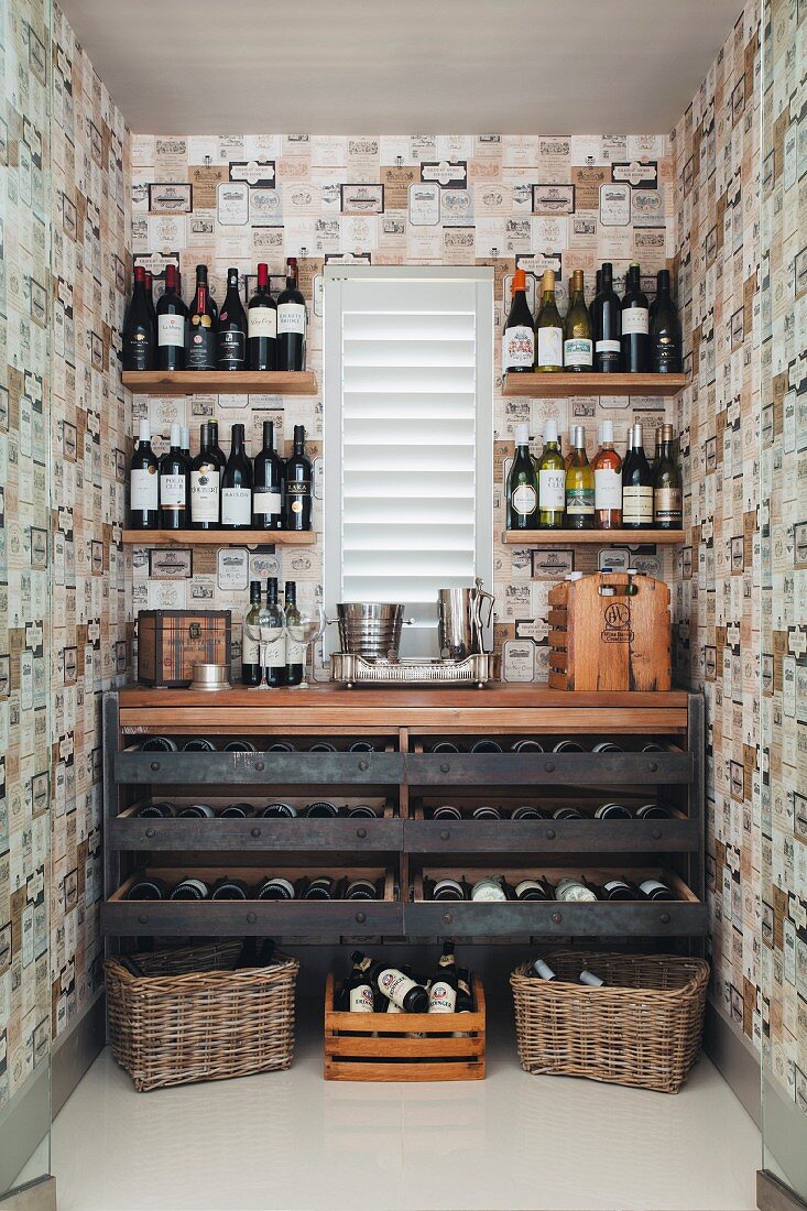 Weinlager in schmalem Raum, unter und neben Fenster massgefertigte Einbauten mit Weinflaschen