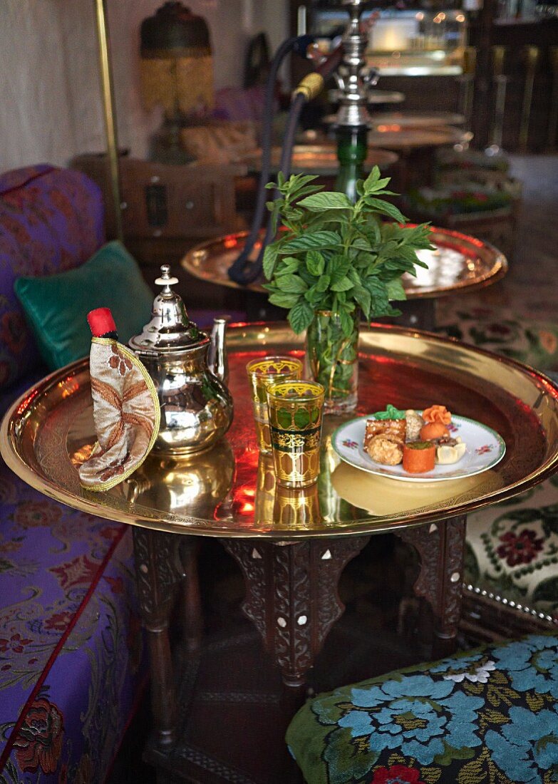 Tee und süsses Gebäck auf Tisch im orientalischen Restaurant
