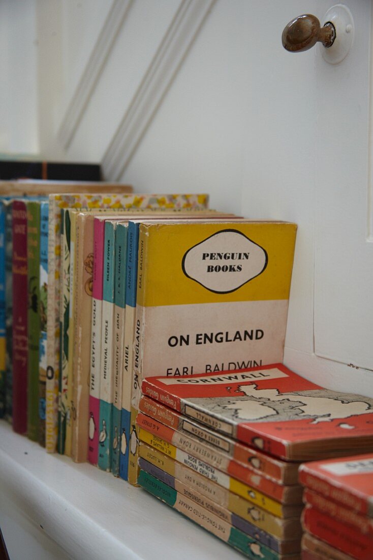 Englische Vintage Bücher auf Bücherregal aufgestellt und gestapelt