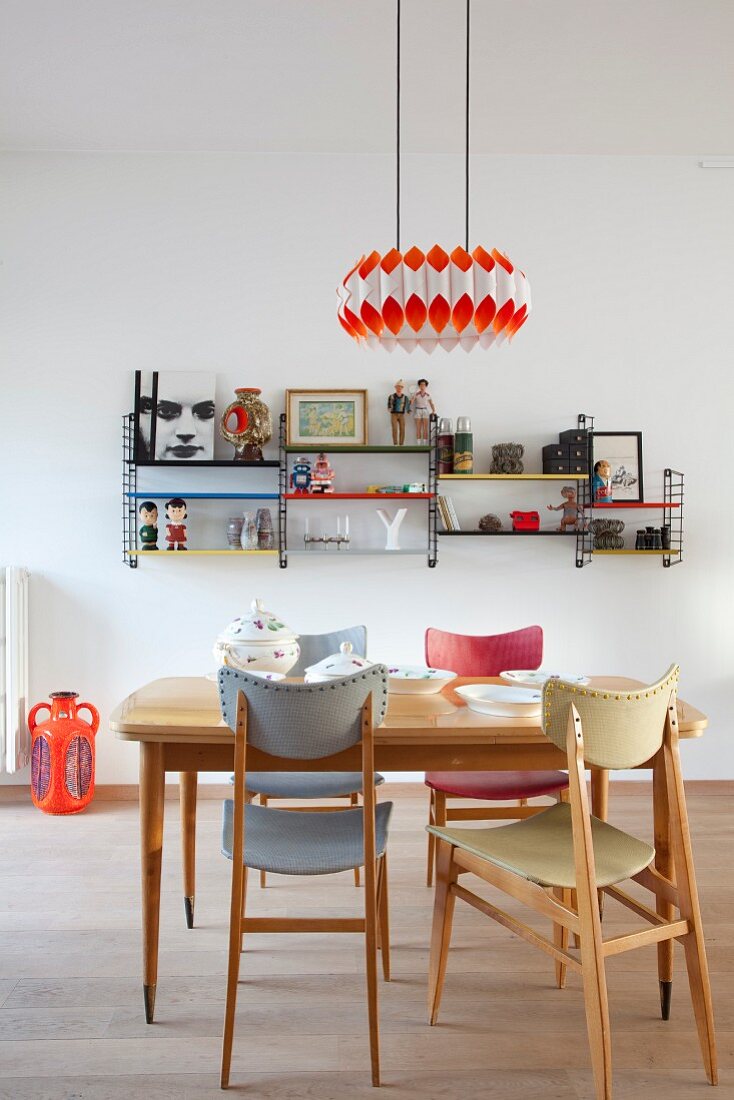 String shelves in retro-style dining room