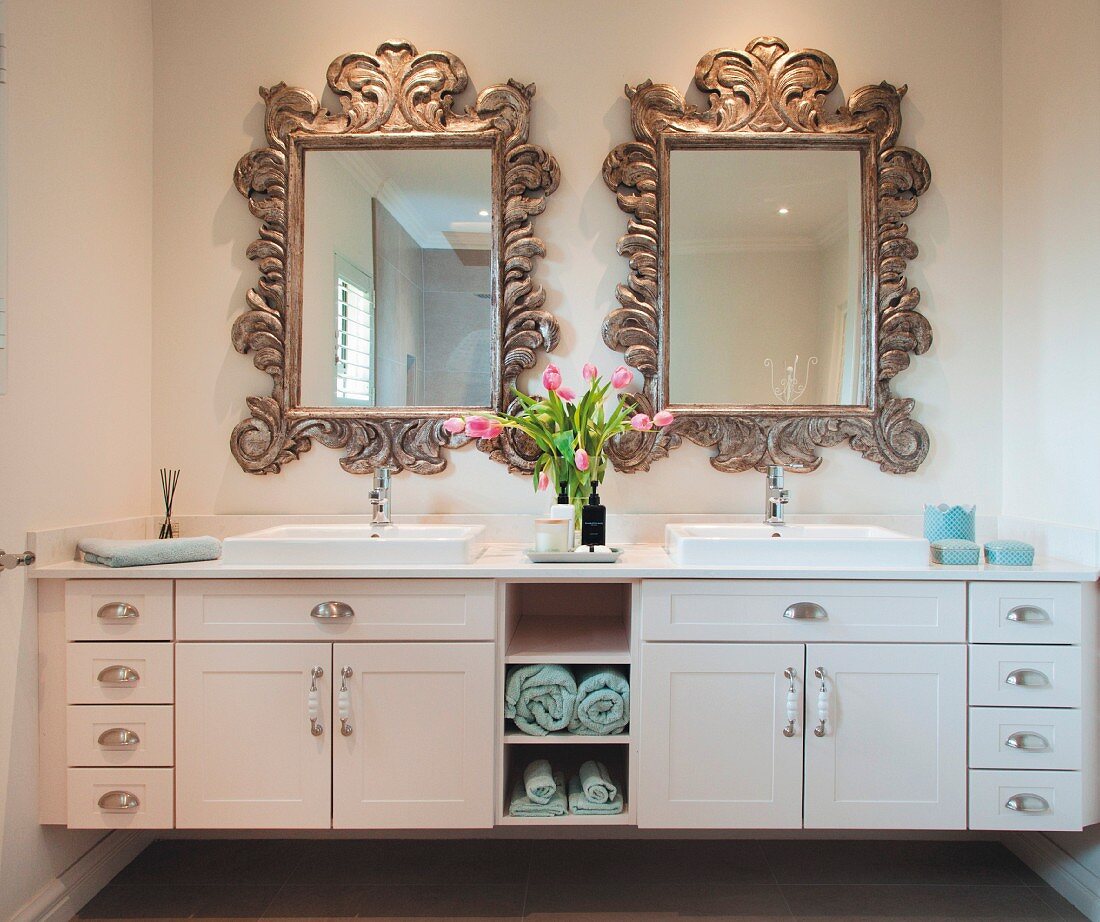 Waschtischzeile mit zwei Becken, oberhalb Spiegel mit geschnitztem Holzrahmen
