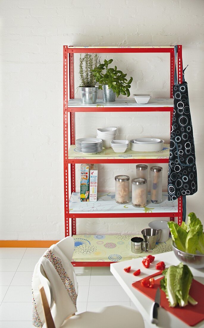 DIY-Küchenregal aus Metallschienen und tapezierten Spanplatten