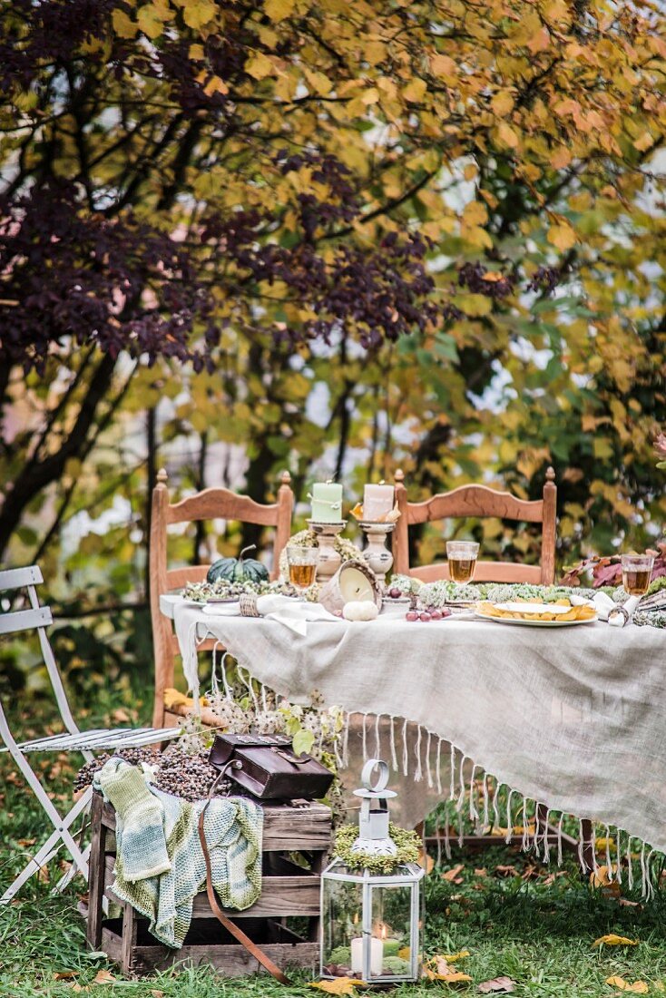 Festlich gedeckter Tisch im Herbstgarten