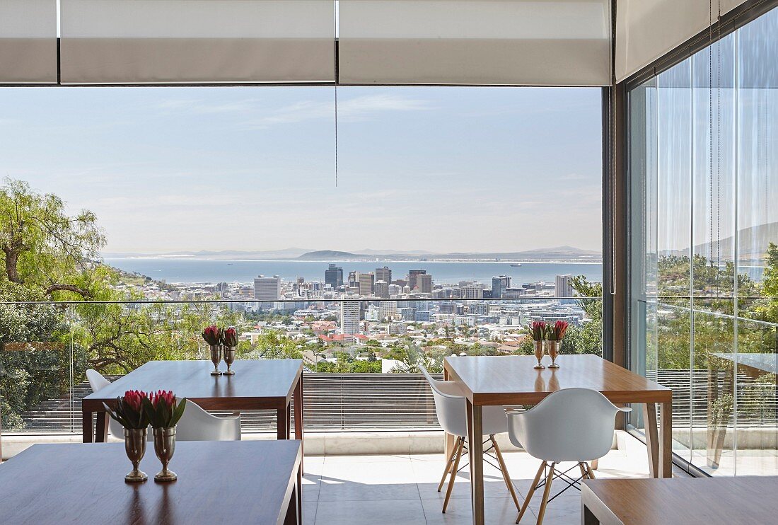 Elegantes Hotelcafé mit Panoramablick auf Kapstadt und das Meer