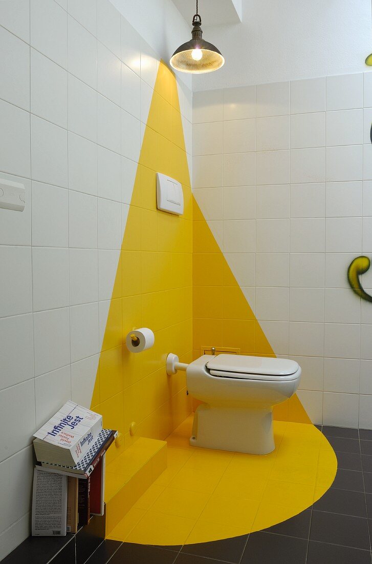 WC in weiss-gelb gestalteter Badezimmerecke