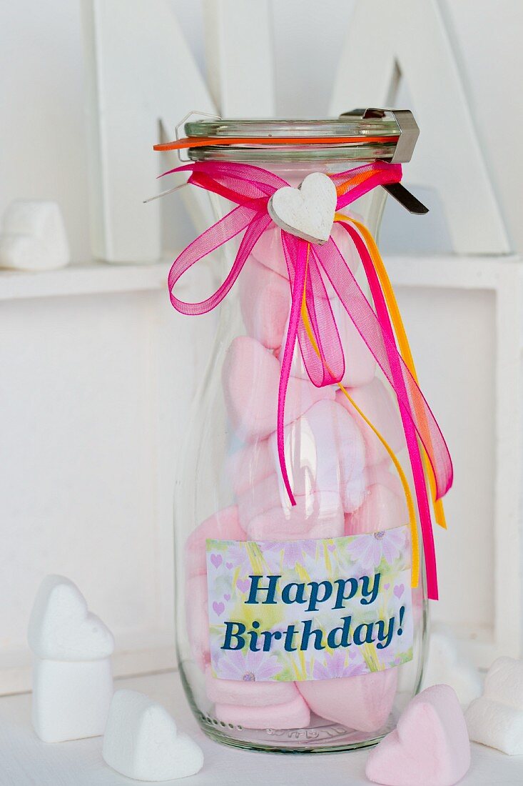 Rosa Marshmallowherzen in einer Glasflasche als Geschenk verpackt