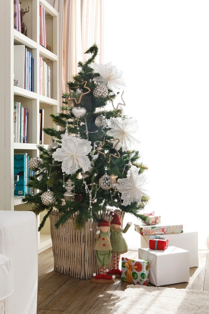 Geschmückter Weihnachtsbaum mit selbst gebastelten Sternen aus weisser Tortenspitze