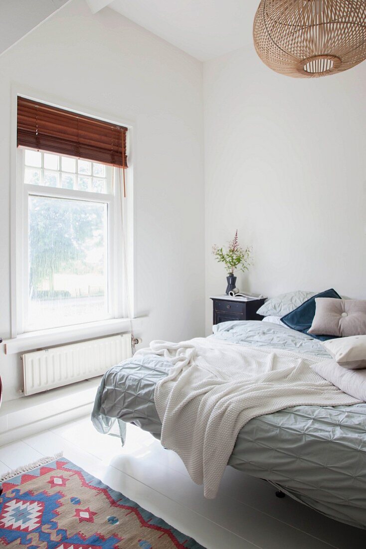 Helles Schlafzimmer mit weißen Wänden