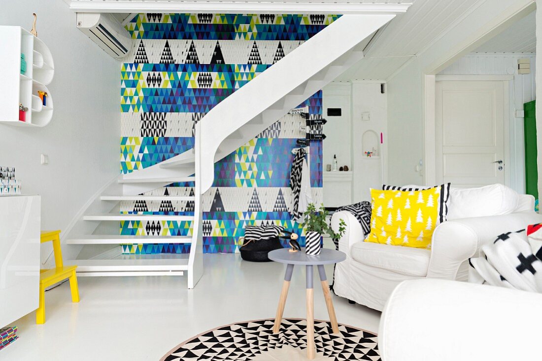 Wohnzimmer mit Farbakzenten und grafischen Mustern