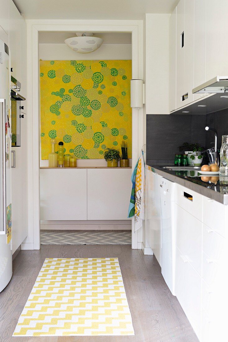 Moderne Küche mit gelben Farbakzenten