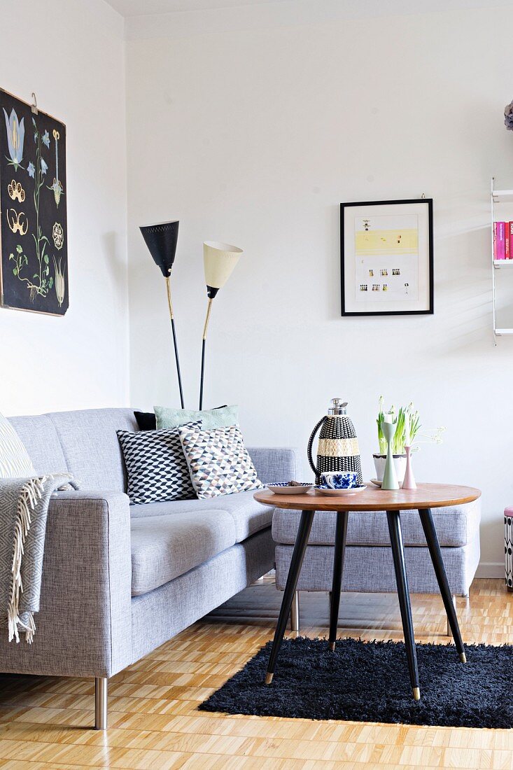 Modernes Sofa und Retro-Möbel im Wohnzimmer