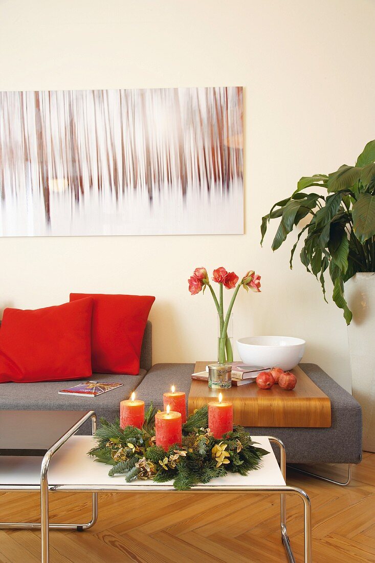 DIY-Adventskranz mit roten Kerzen