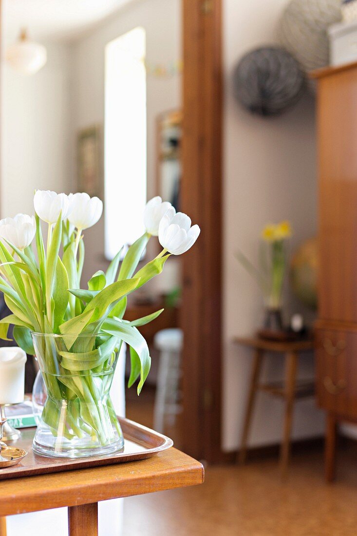 Ein Strauß weiße Tulpen vor unscharfem Hintergrund