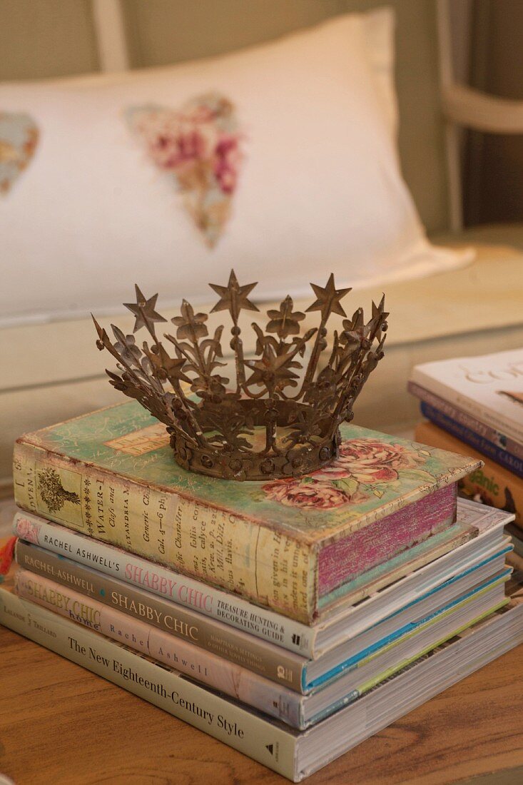 Vintage-Krone auf Shabby-Chic Bücherstapel