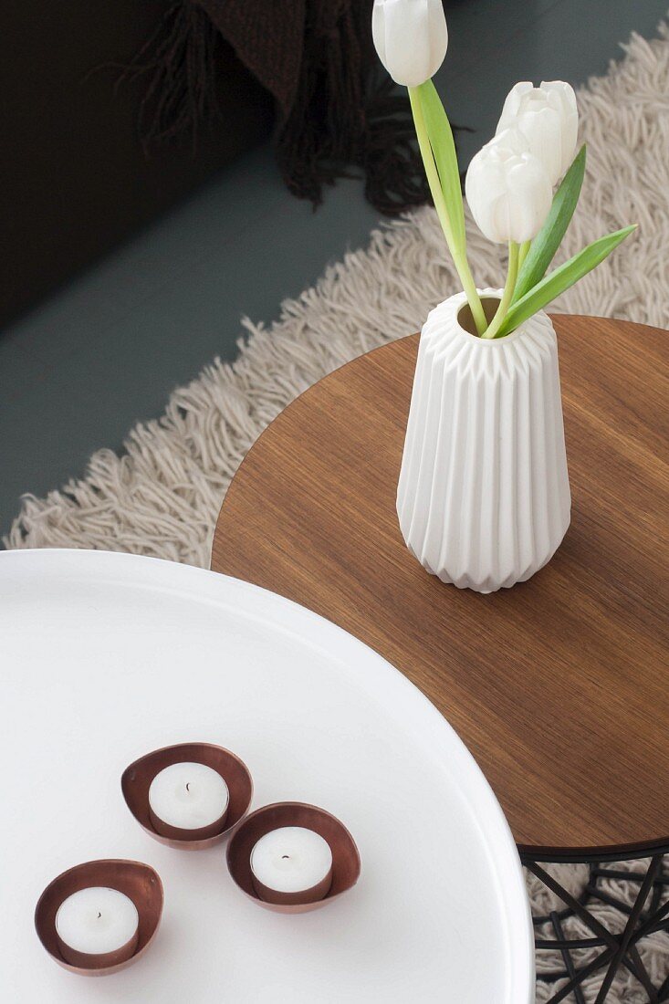 Runde Beistelltische mit Teelichtern und Tulpenstrauss in weißer Retro-Vase