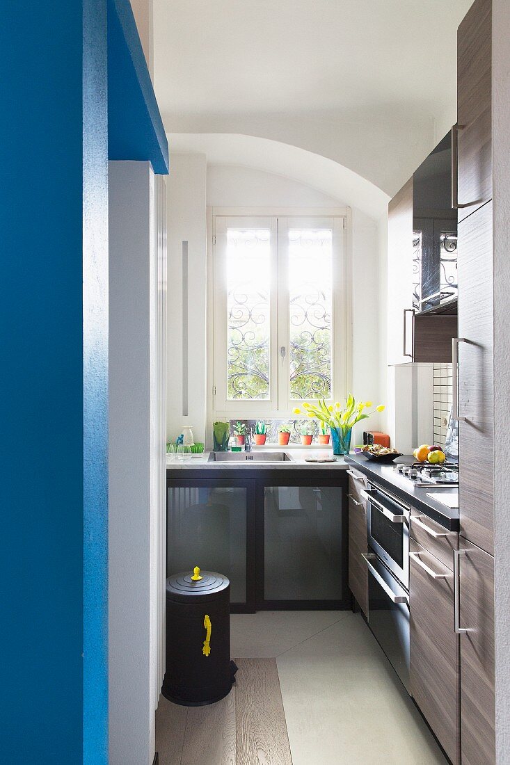 Schmale Küche mit blauer Wand