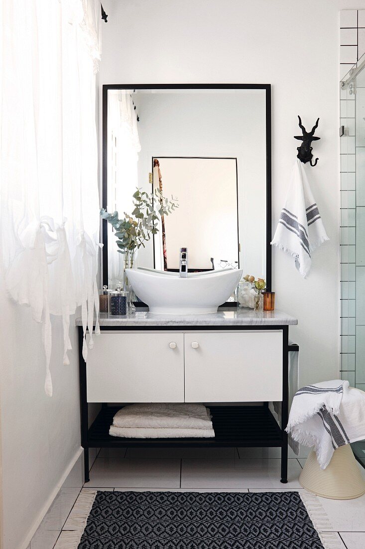 Waschtisch mit Natursteinplatte und integrierten Spiegel im Badezimmer