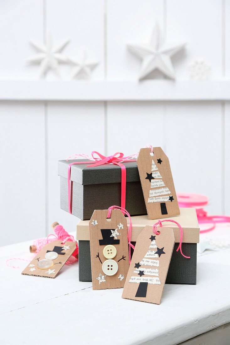 Weihnachtliche Geschenkanhänger aus brauner Pappe und Geschenkschachteln