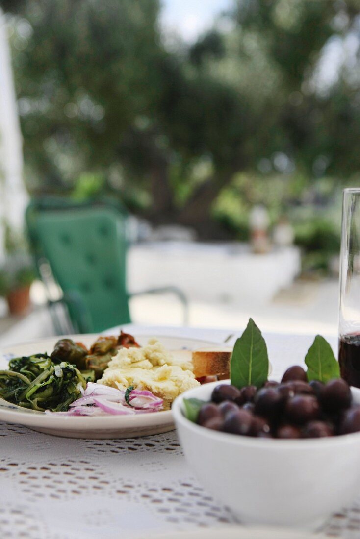 Teller mit Antipasti und Oliven auf dem Tisch