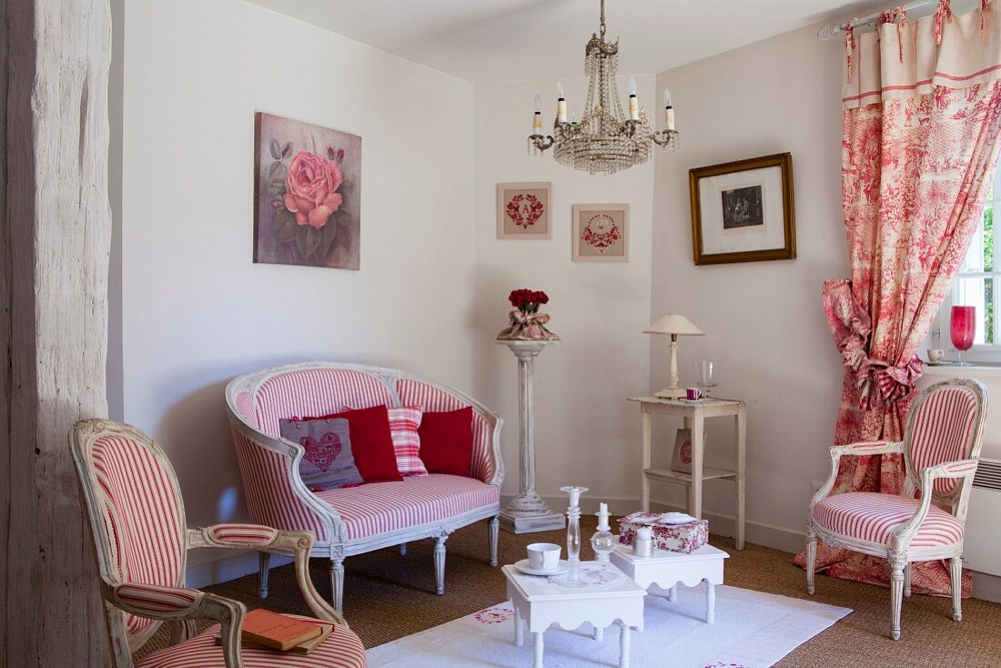 Sitzecke mit französischen Möbeln und rot-weißen Stoffen
