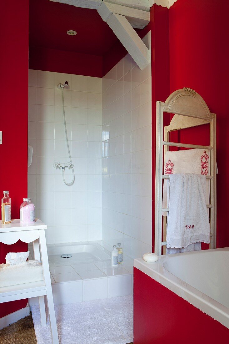 Nostalgisches Badezimmer mit roten Wänden