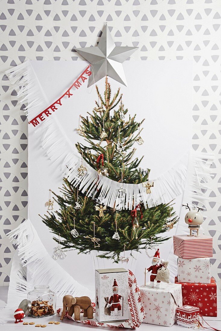 Wandbild mit Weihnachtsbaum, davor Geschenkpäckchen