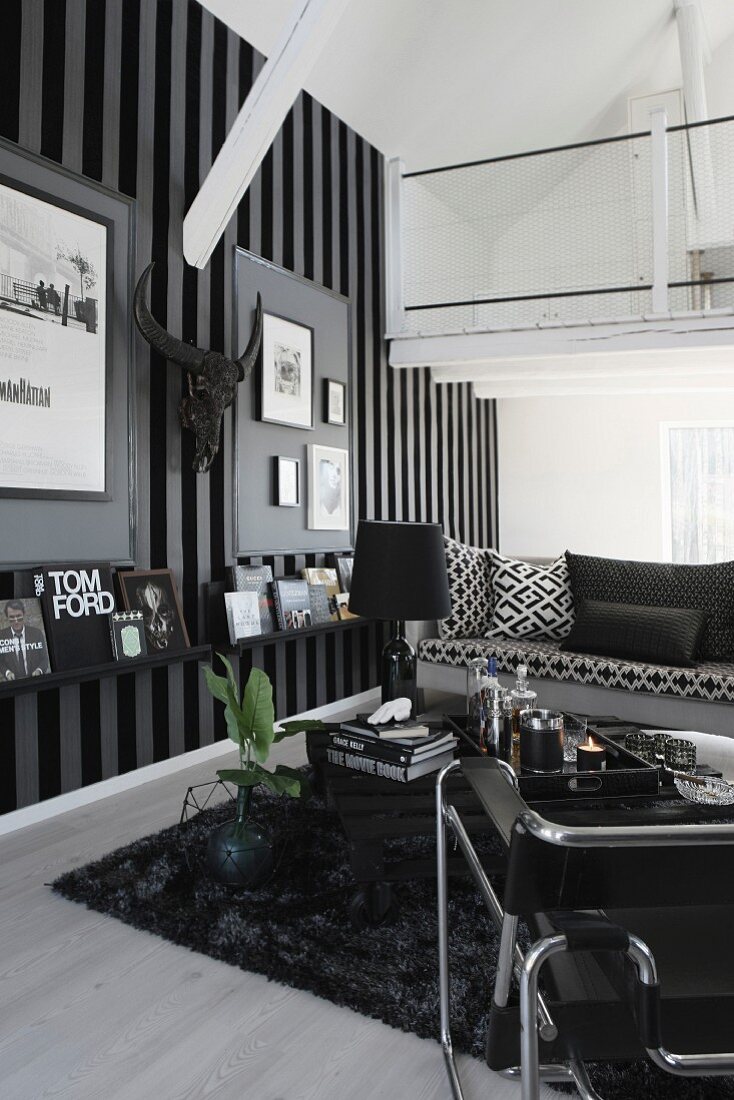 Schwarz-weiss gestalteter, eleganter Wohnbereich mit maskulinem Flair