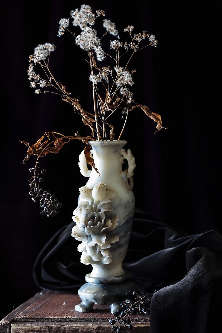 Trockenblumen in einer Marmorvase