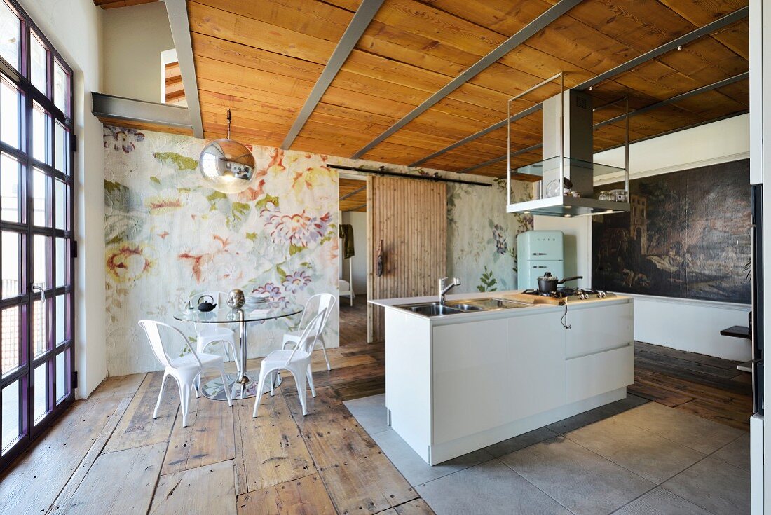 Moderne Kochinsel in rustikaler Küche