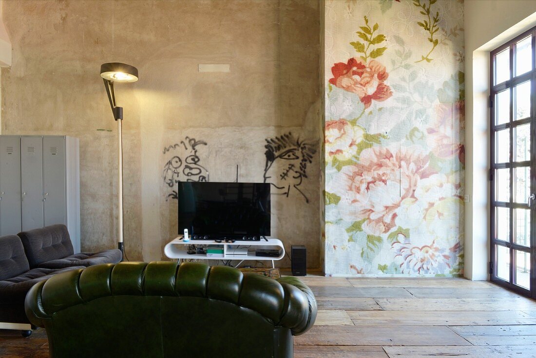 Wohnzimmer im Vintagestil mit Graffiti und Blumentapete