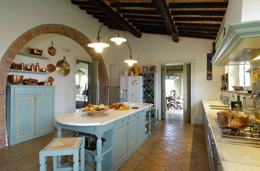 Große Mediterrane Küche im Landhausstil mit Terracottaboden
