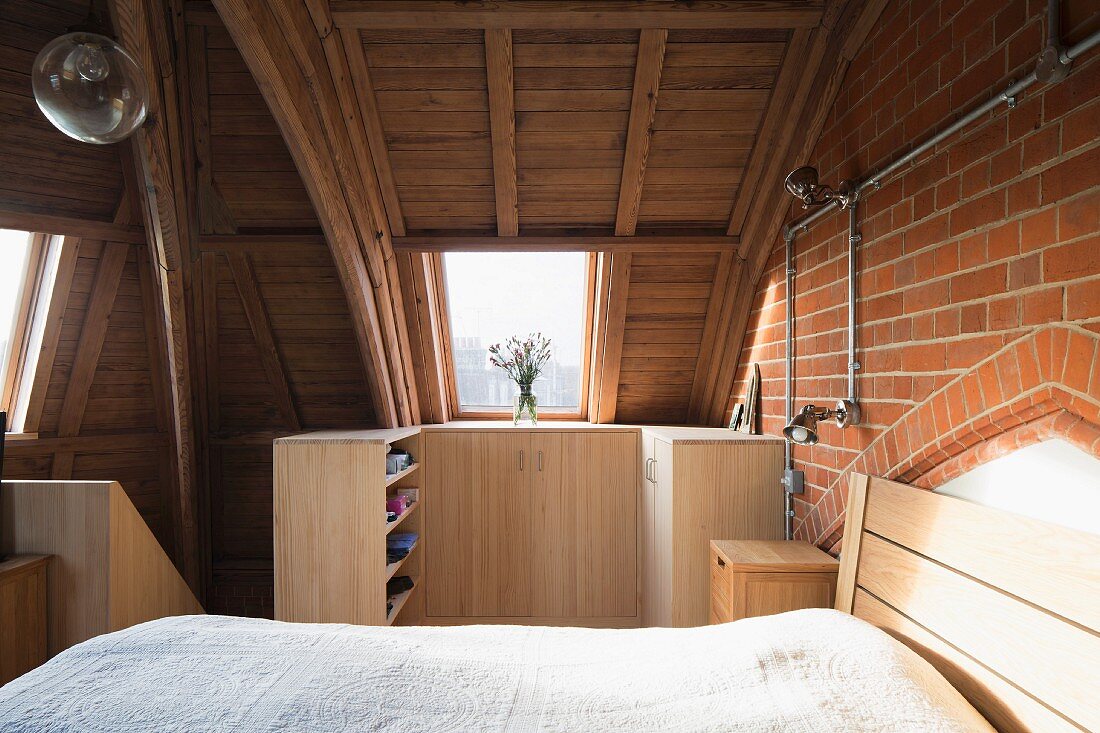 Schlafzimmer in einer ehemaligen Kirche mit Kuppeldecke und modernen Holzmöbeln