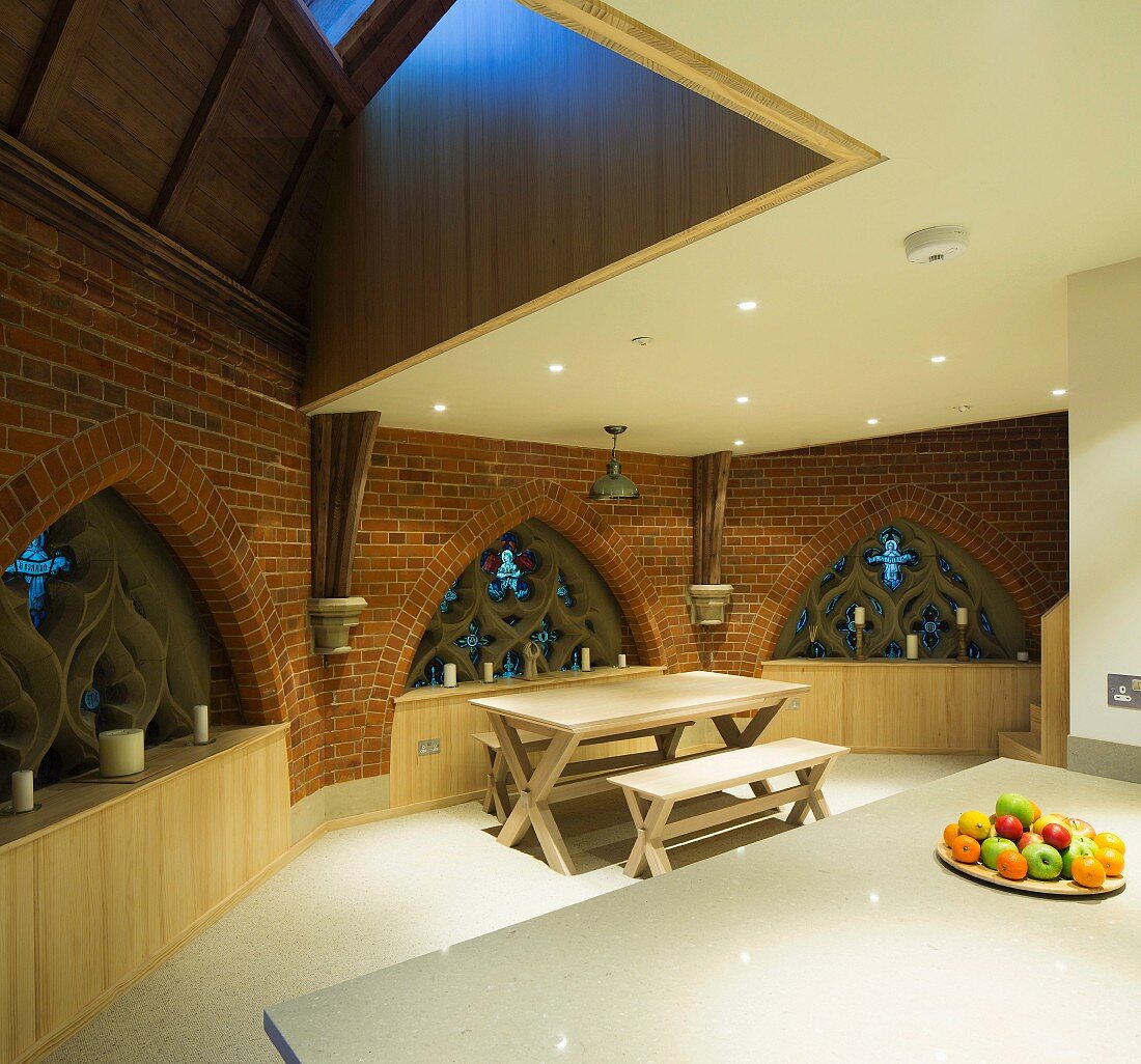 Küche in einer ehemaligen Kirche mit modernen Einbauten, Galerie und gotischen Fenstern