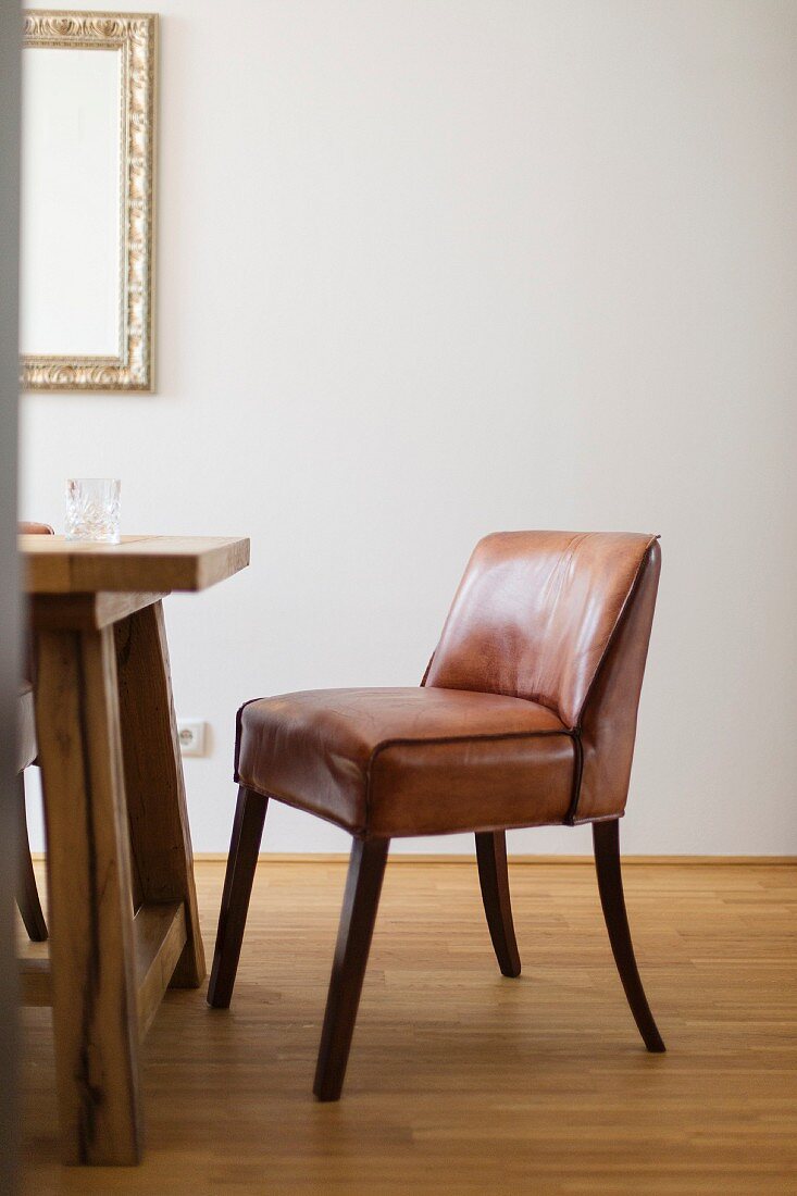Brauner Lederstuhl an einem Holztisch