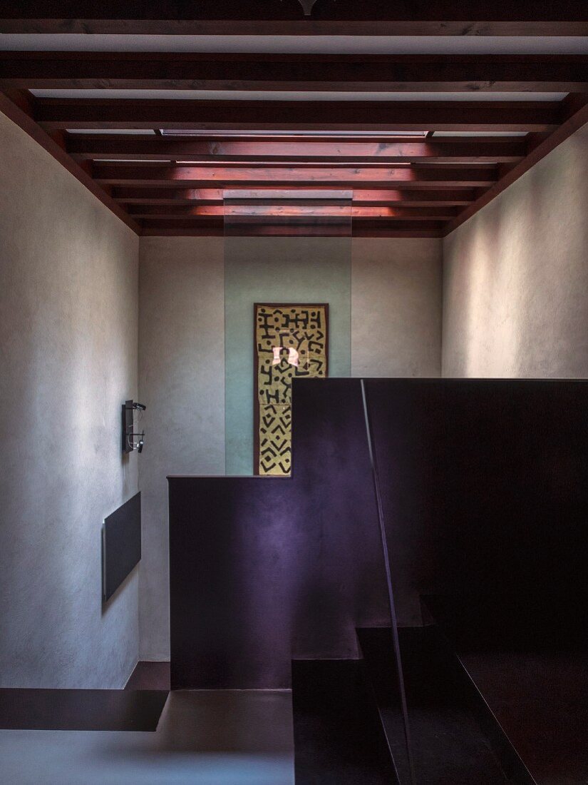 Avantgardistisches Treppenhaus mit Spiel aus Licht und Schatten