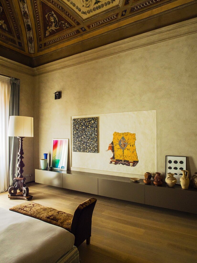 Wohnzimmer in einem Palazzo mit hoher, bemalter Decke, extrabreites Sideboard