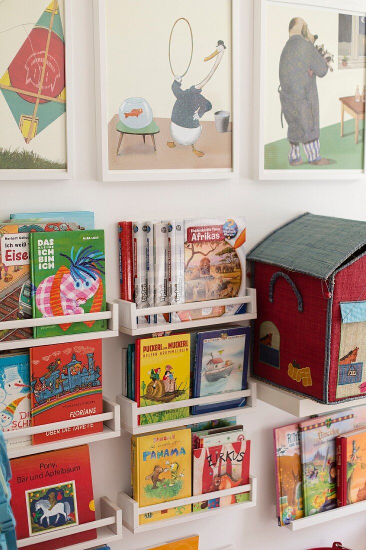 Kleine Gewürzregale als Wandboards für Kinderbücher