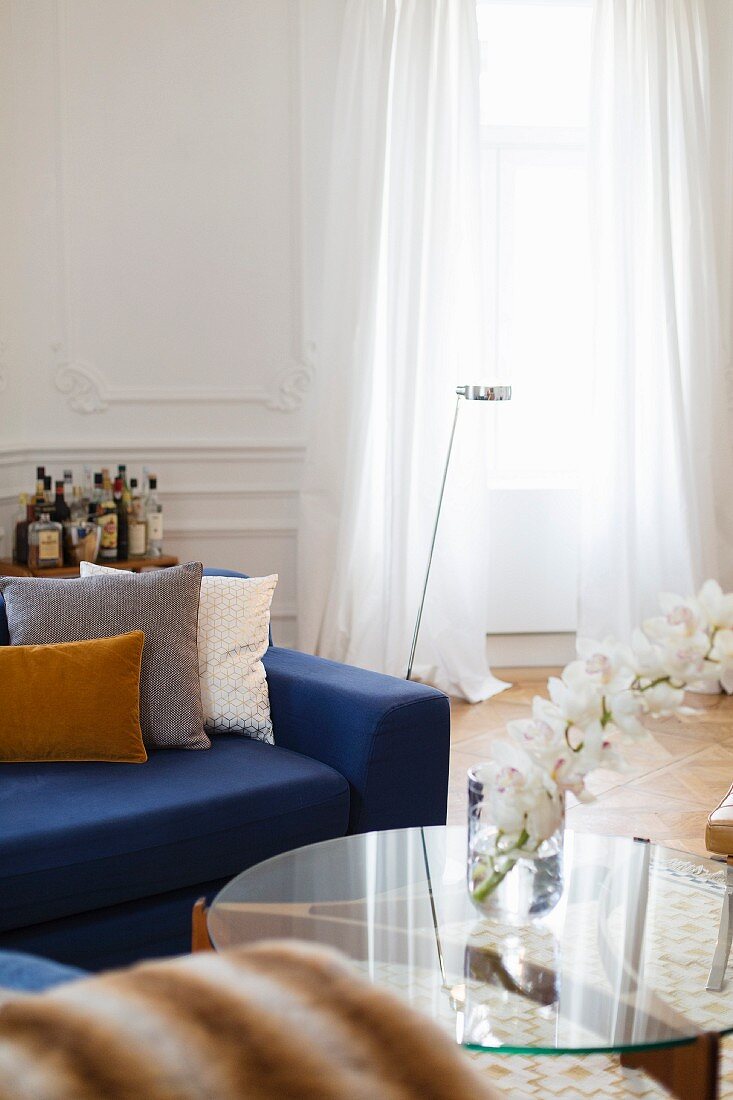 Sitzecke mit blauem Sofa in Altbauwohnung