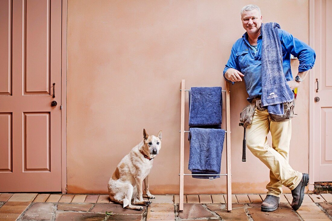 Hund und Handwerker neben selbstgebauter Leiter